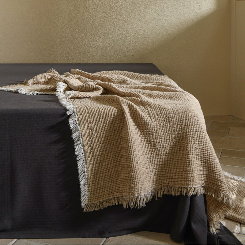 بطانية منسوجة من القطن والكتان مزينة بشرابات