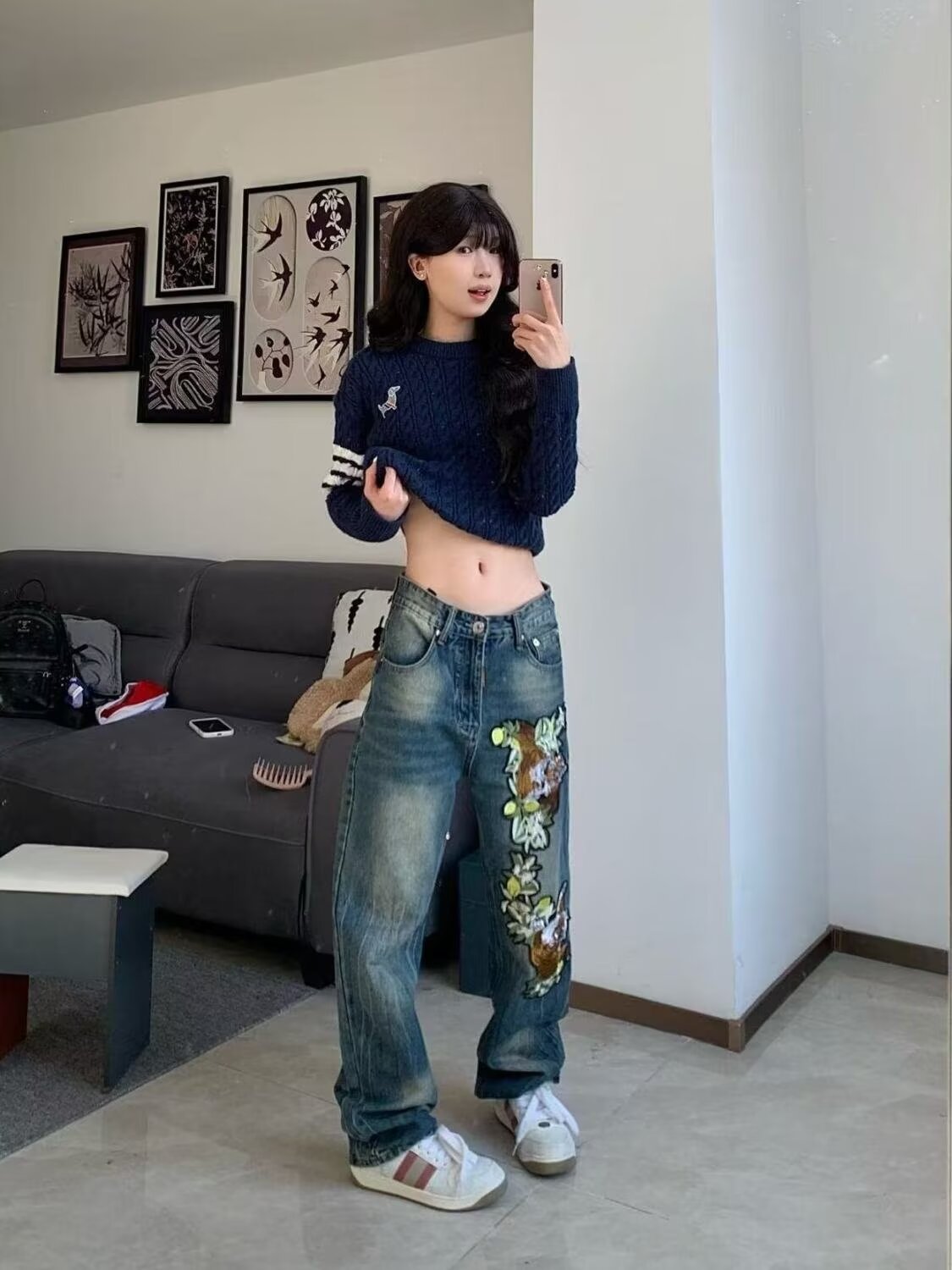 A pattern embroidered jeans