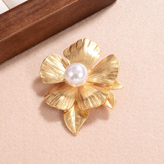 A Retro Pearl Flower Brooch Women's Clothing Accessories Elegant Simple Gold High-end Niche Clothing Jewelry - Mixbatch