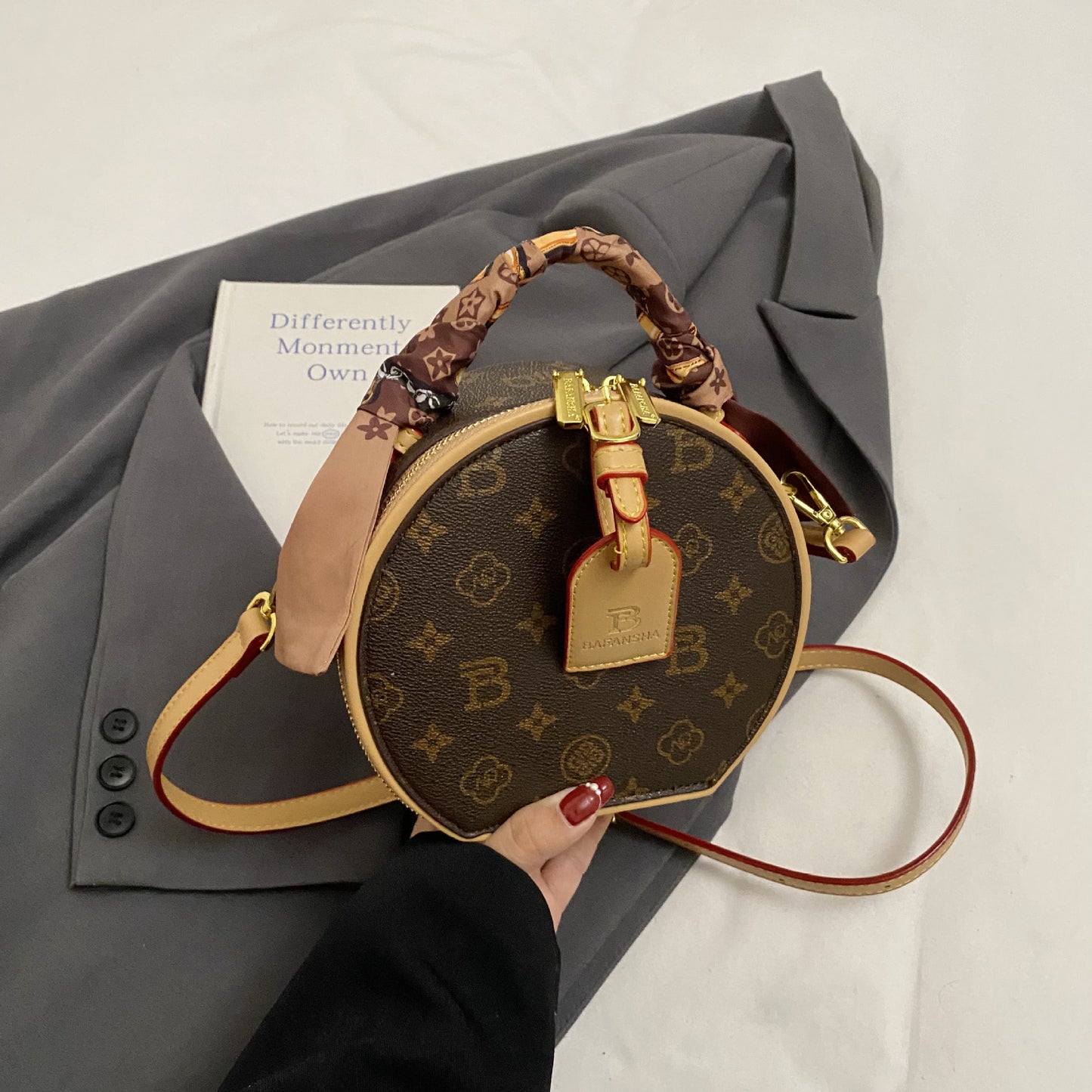 A new high-end printed apple bag niche light luxury fashion versatile shoulder messenger bag portable round cake bag