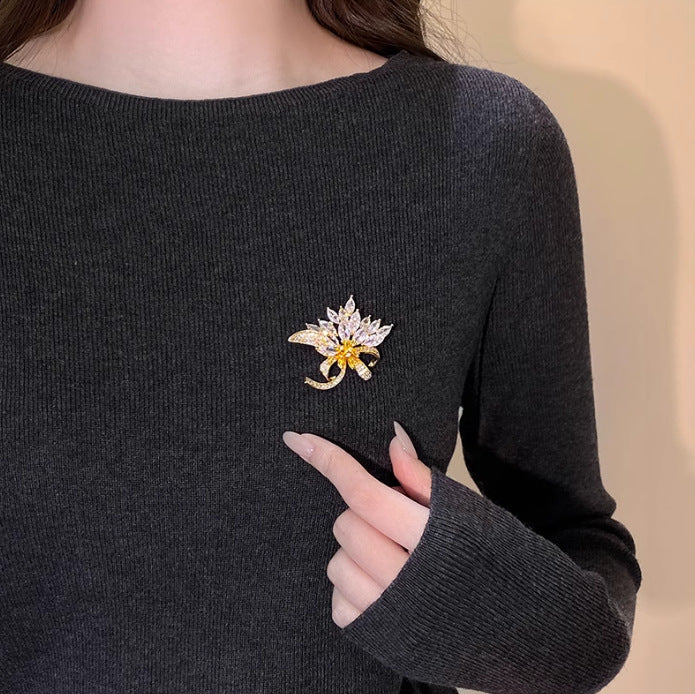 A Full Diamond Flash Diamond Maple Leaf Sweater Brooch Button Exquisite Niche Pin Accessories Temperament High-end Light Luxury Corsage Woman - Mixbatch