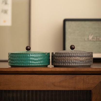 A creative large ceramic ashtray with lid light luxury high sense