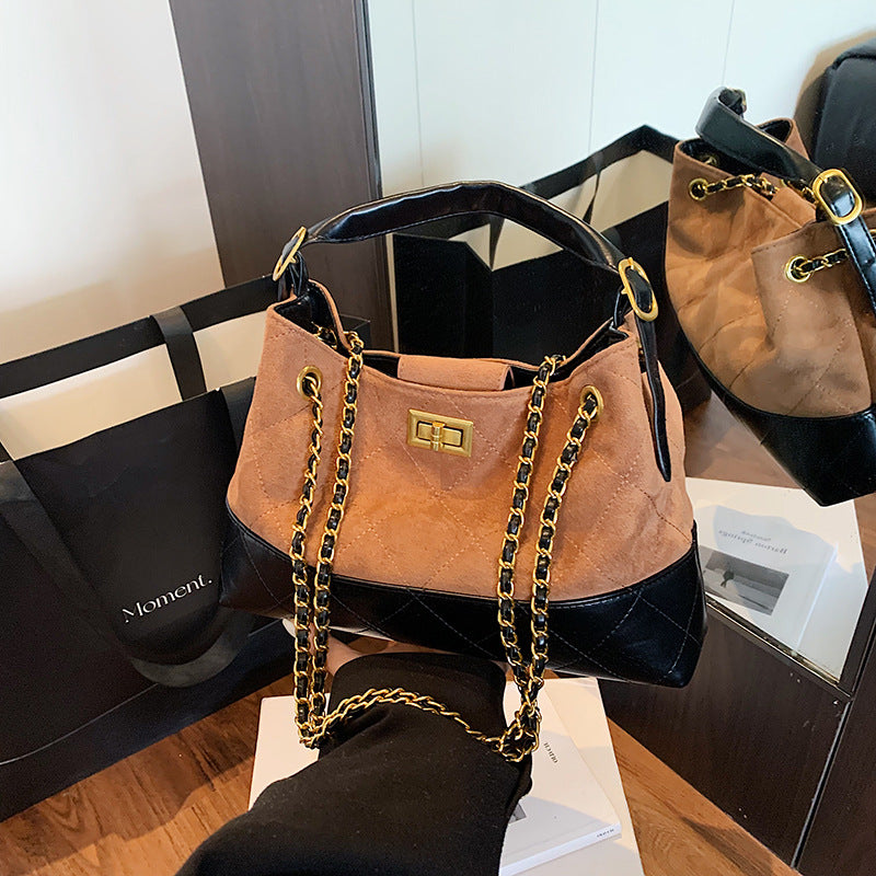 A diamond chain bag shoulder messenger bag