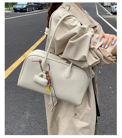 A handbag shoulder bag