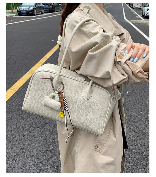 A handbag shoulder bag