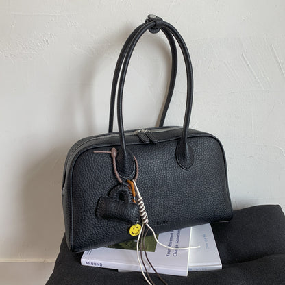 A handbag shoulder bag