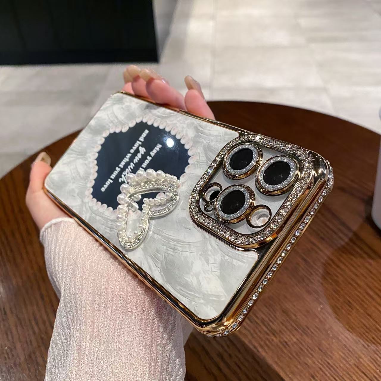 A three-dimensional pearl love mirror mobile phone case