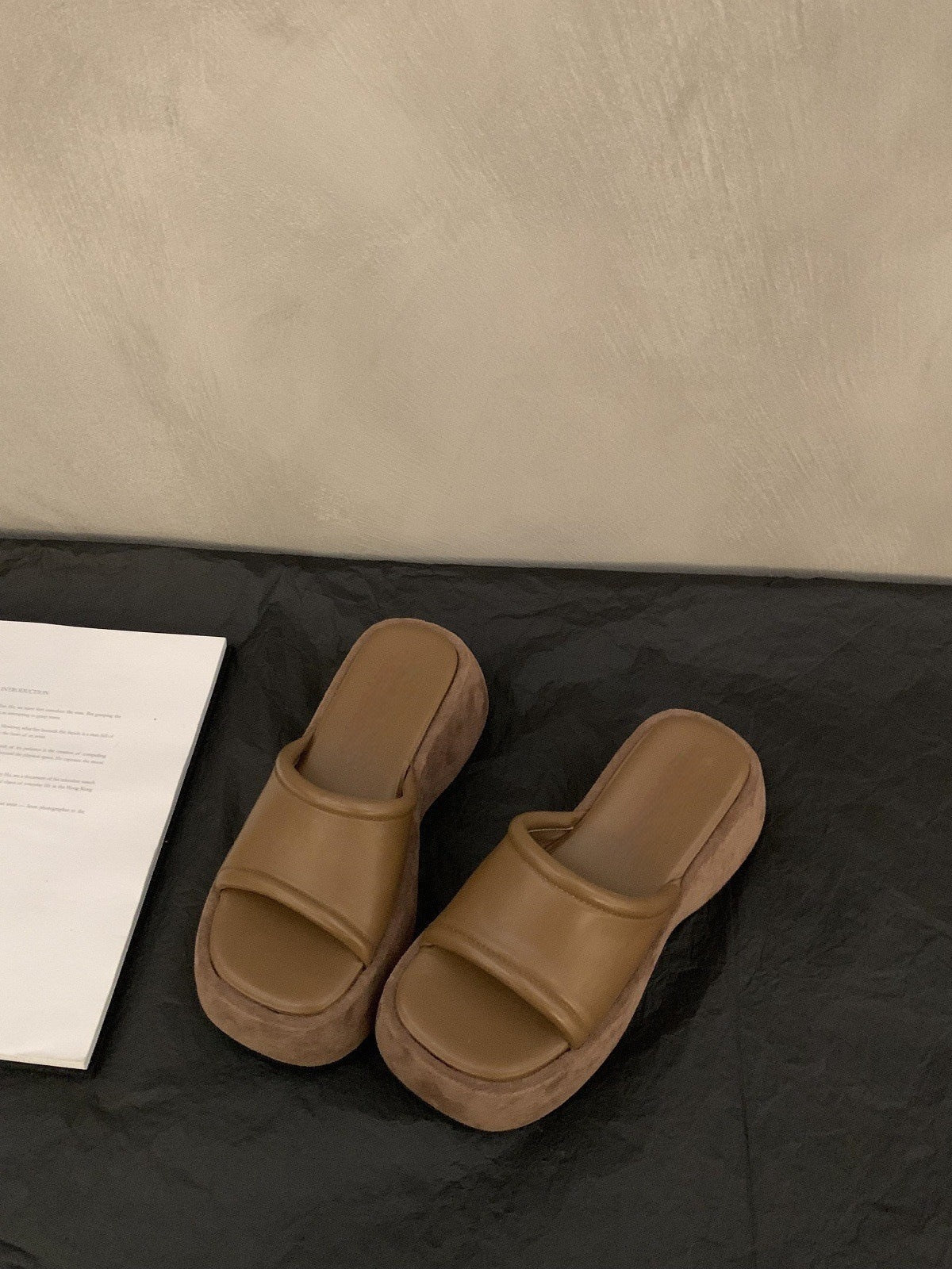 A platform slippers women summer sandals