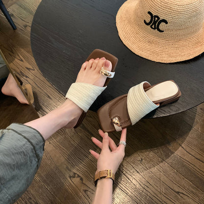 A thick-heeled resort-style straw-woven toe women's slippers