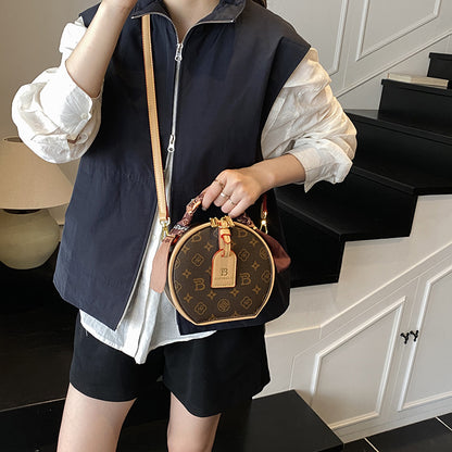 A new high-end printed apple bag niche light luxury fashion versatile shoulder messenger bag portable round cake bag