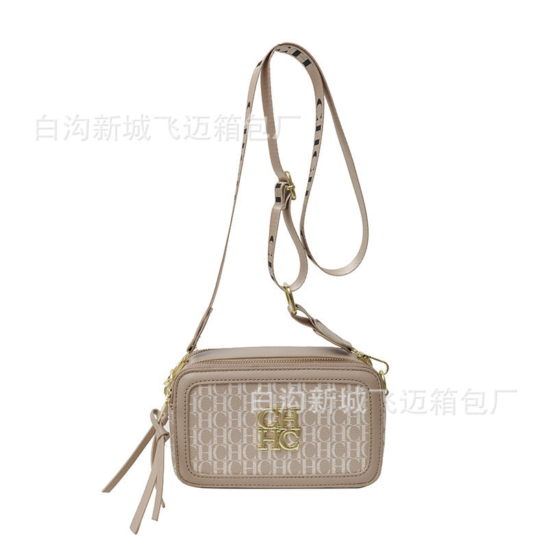 A Europe and the United States new personality letter style color fashion popular letter solid color shoulder messenger bag tide