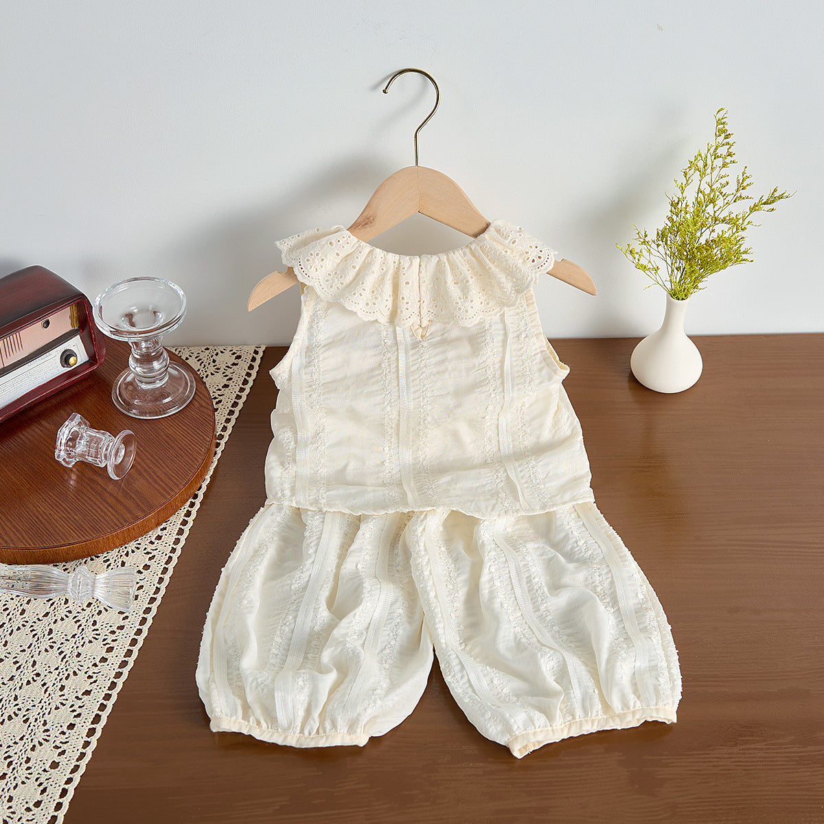 A girls summer two-piece set, new Korean foreign-style little princess sleeveless vest, top, shorts, thin split set