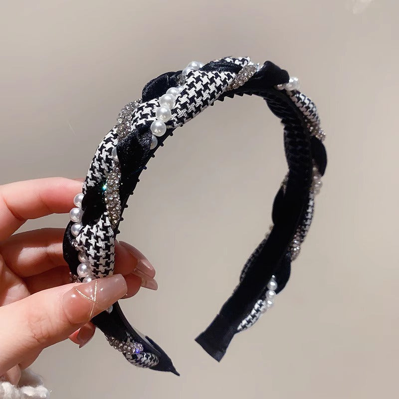 A French high-end hair accessories, thousand bird grid twist rhinestone pearl headband, high skull top, small face, head band, anti-skid hairpin.