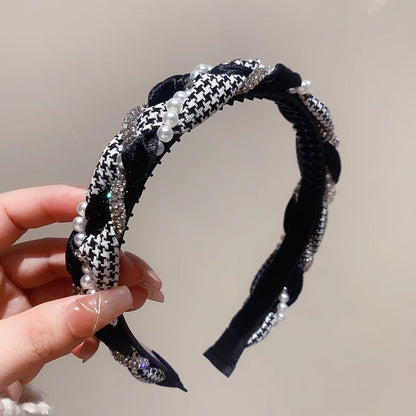 A French high-end hair accessories, thousand bird grid twist rhinestone pearl headband, high skull top, small face, head band, anti-skid hairpin.