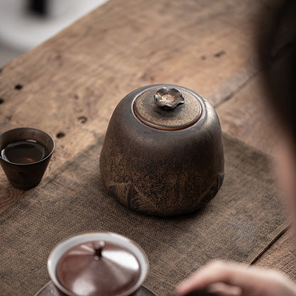 A tea pot porcelain storage tank