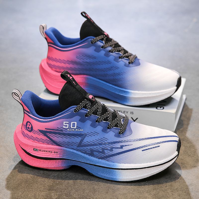 P Running shoes made of carbon plate material