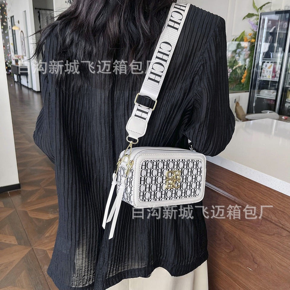 A Europe and the United States new personality letter style color fashion popular letter solid color shoulder messenger bag tide